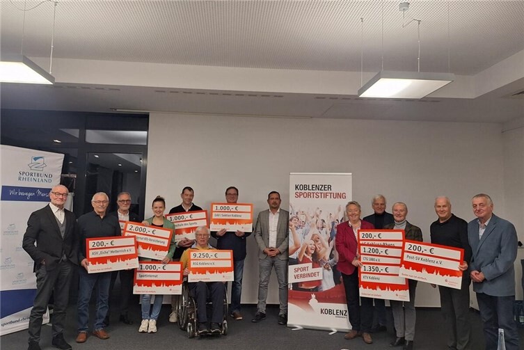 Mitglieder der Sportstiftung und die Vertreter der begünstigten Vereine. Foto: Stadt Koblenz/Stefanie Halbedel