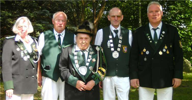 Mitglieder der St. Hubertus Schützenbruderschaft Mendig 1865 e.V. mit dem Schützenkönig.Privat