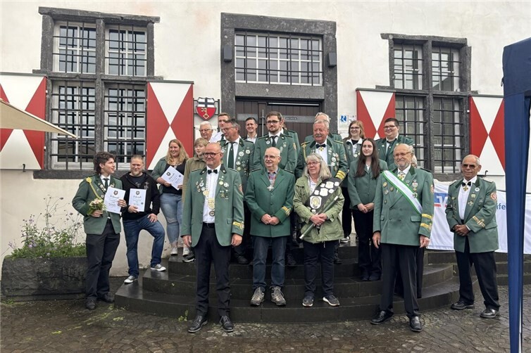 Mitglieder der St. Sebastianus Schützenbruderschaft Linz/ Rhein mit dem Königspaar vor dem Linzer Rathaus
