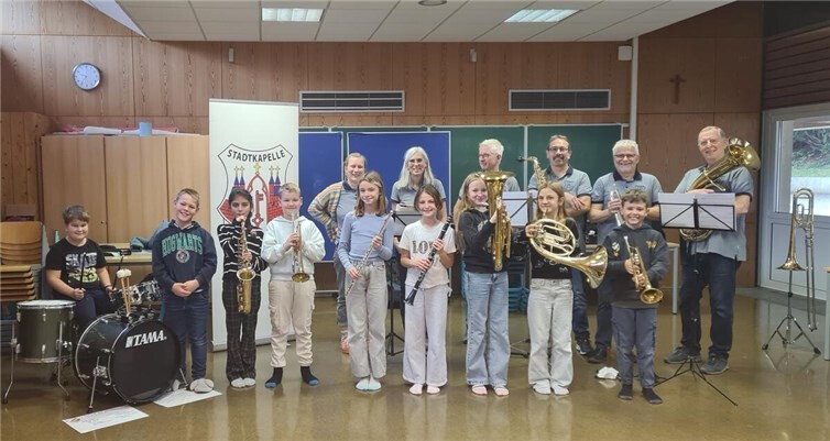 Mitglieder der Stadtkapelle zeigten den Kindern die verschiedenen Instrumente und ließen sie darauf spielen. Foto: Cusanusschule Münstermaifeld