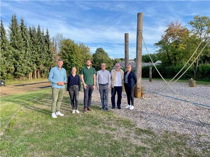 Mitglieder der Steuerungsgruppe begutachten den Niedrigseilparcours der Albert-Schweitzer-Realschule Plus.  Foto: Jasmin Alter/ Stadt Mayen