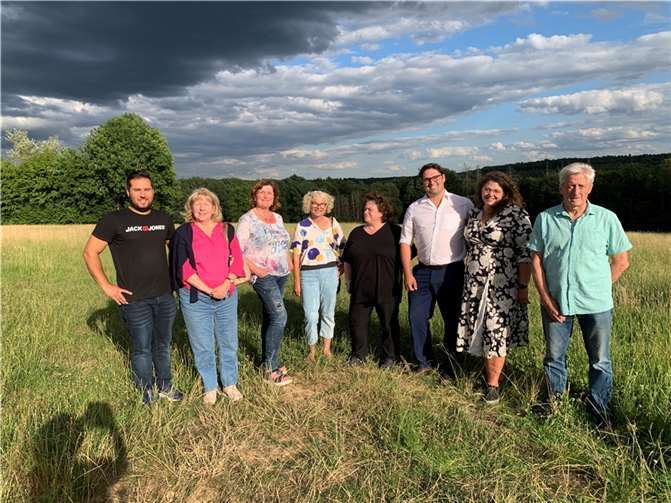 Mitglieder der Stromberger Bürgerinitiative und Grüne Stadtratsmitglieder vor Ort „Auf der Bleth“.  Foto: Bündnis 90 / Die Grünen OV Bendorf