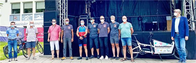 Mitglieder der Teams des RRC Neuwieds, der Bürgergemeinschaft Heimbach-Weis und der Kreisverwaltung waren bei der Preisverleihung anwesend, die Beigeordneter Ralf Seemann (rechts) und Kay Bröhl vom Stadtbauamt (links) durchführten.Foto: Stadt Neuwied