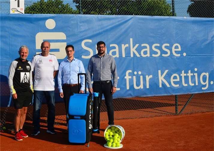 Mitglieder der Tennisabteilung mit Thorsten Escher, Sparkasse Koblenz, bei der Präsentation der neuen Ballmaschine. Quelle: TuS Kettig