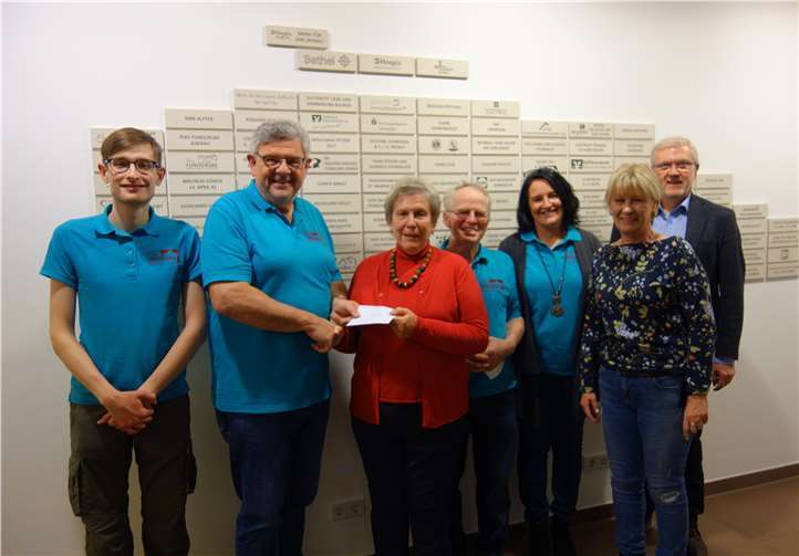 Mitglieder der Theatergruppe Lampenfieber überreichen Berta Bauer (3. v. l.), Vorstandsmitglied des Hospiz-Vereins Rhein-Ahr e. V., und Christoph Drolshagen (r.), Geschäftsführer der Hospiz im Ahrtal gGmbH, ihre Spende.Hospiz im Ahrtal gGmbH