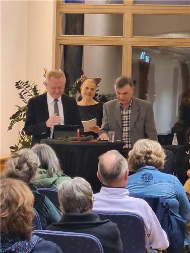 Mitglieder der Theatergruppe bei der Lesung.