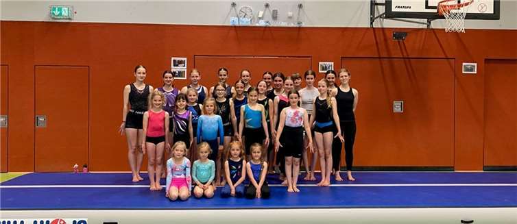 Mitglieder der Turnabteilung mit der neuen Airtrackbahn.  Foto: privat