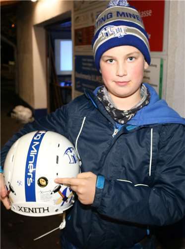 Mitglieder der U13 waren die erfolgreichste Jugend und erhielten einen Aufkleber für ihren Helm.