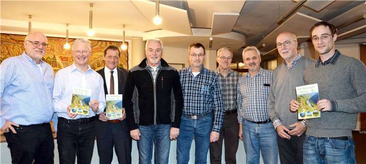 Mitglieder der Verbandsversammlung des Zweckverbandes Naturpark Nassau stellten die neue Broschüre im Kreishaus vor (von links): Christoph Ferdinand, Landrat des Rhein-Lahn-Kreises und derzeit stellvertretender Vorsitzender Frank Puchtler, Landrat des Westerwaldkreises und derzeit Vorsitzender Achim Schwickert, Rainer Ansel, Norbert Jachtenfuchs, Arno Meyer, Udo Meister, Detlef Lötschert sowie Naturparkreferent Stefan Eschenauer. Es fehlte: Andree Stein.Foto: Uwe Rindsfüßer