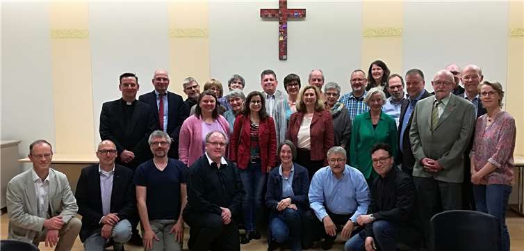 Mitglieder der Vollversammlung des Kreiskatholikenrats mit dem neu gewählten Vorstand und der Vorsitzenden Bettina Heinrichs-Müller (2. Reihe, M., 6.v.r.) sowie Kreisdechant Thomas Jablonka (2. Reihe, 1.v.l.).  Kreiskatholikenrat Rhein-Sieg