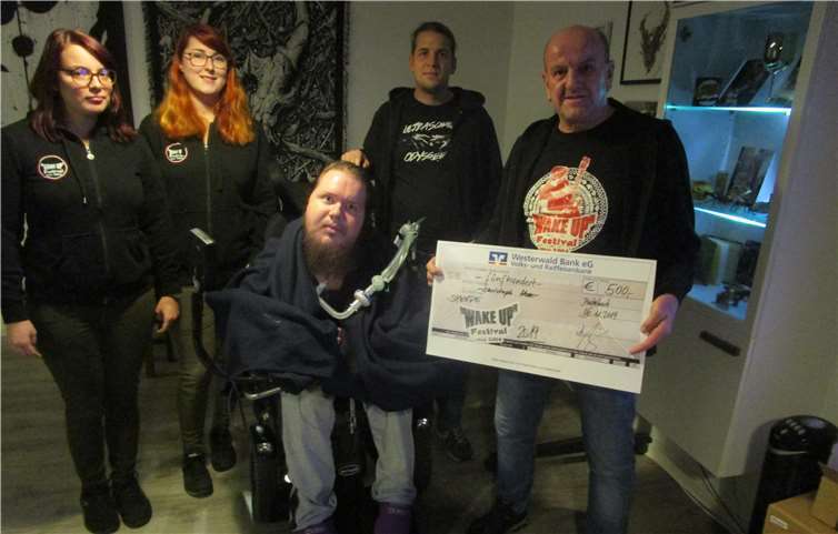 Mitglieder der „WUF“ Crew sowie Jugendpfleger Jürgen Eisenhuth überreichen einen symbolischen Spendenscheck.Foto: privat