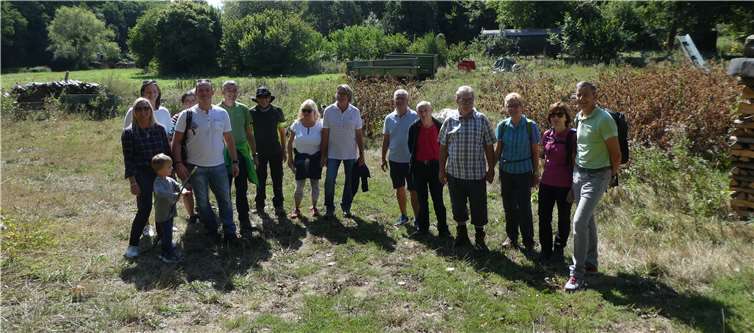 Mitglieder der Wählervereinigung nutzten ihre Vereinswanderung, um einen möglichen Standort für eine Grillhütte zu besichtigen.  privat
