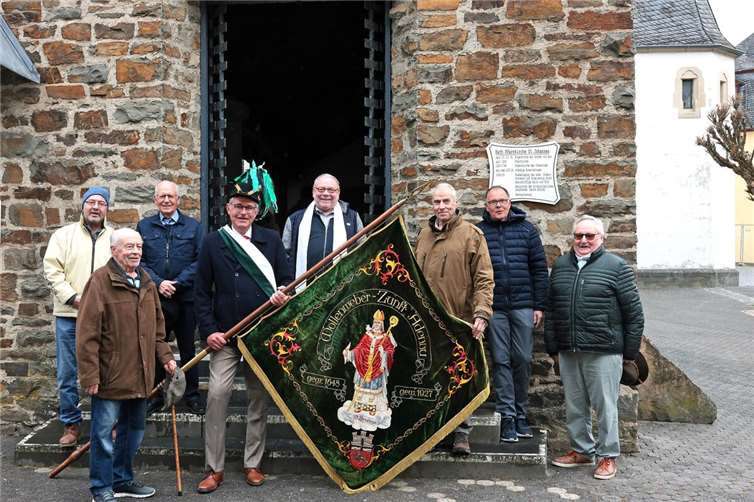 Mitglieder der Wollenweberzunft, an der Pfarrkirche St. Johannes d.T.  Foto:Werner Dreschers