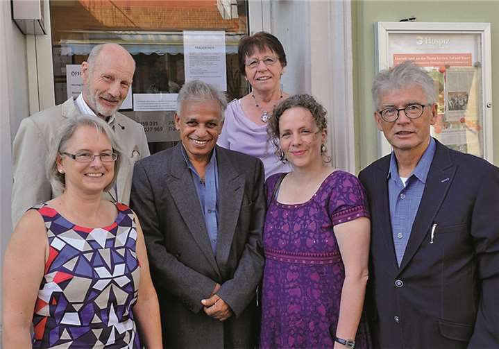 Mitglieder der jeweiligen Hospiz-Vereine freuen sich über den Erlös des gelungenen Konzertes von Cantamus in Bad Bodendorf.Fix