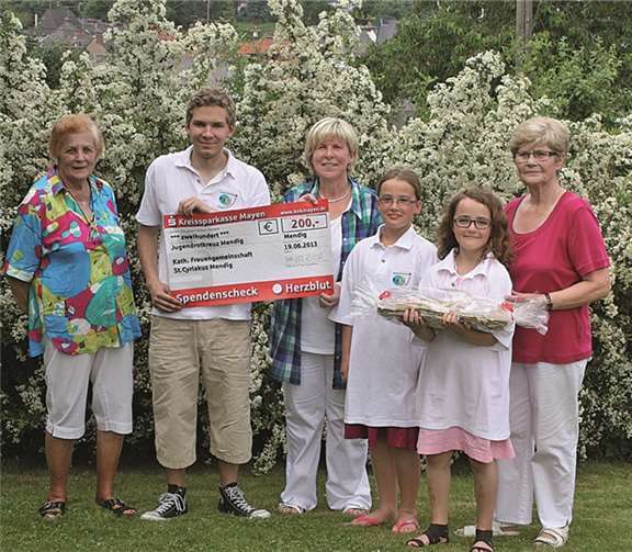 Mitglieder der kath. Frauengemeinschaft St. Cyriakus bei der Übergabe des Schecks an das Jugend Rot Kreuz.privat