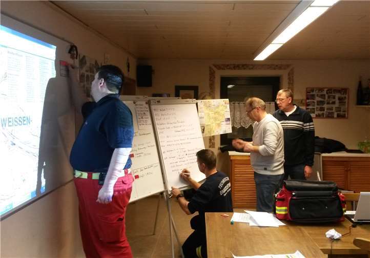 Mitglieder der technischen Einsatzleitung übten den Ernstfall bei einer Hochwasserübung in Weißenthurm. 