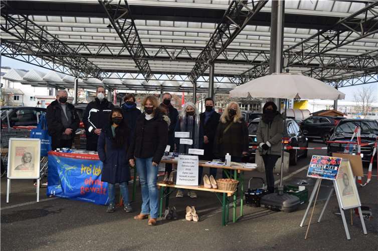 Mitglieder des Aktionsbündnisses, der Bürgermeister der VG Unkel sowie der erste Beigeordnete der VG Linz am Infostand in Unkel. Foto: privat