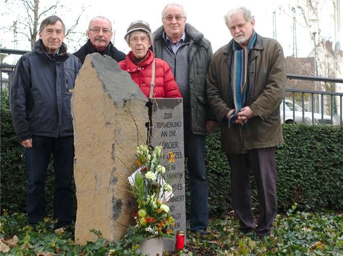 Mitglieder des Arbeitskreises Lützeler Geschichte an der Gedenkstele.Quelle: Arbeitskreis Lützeler Geschichte