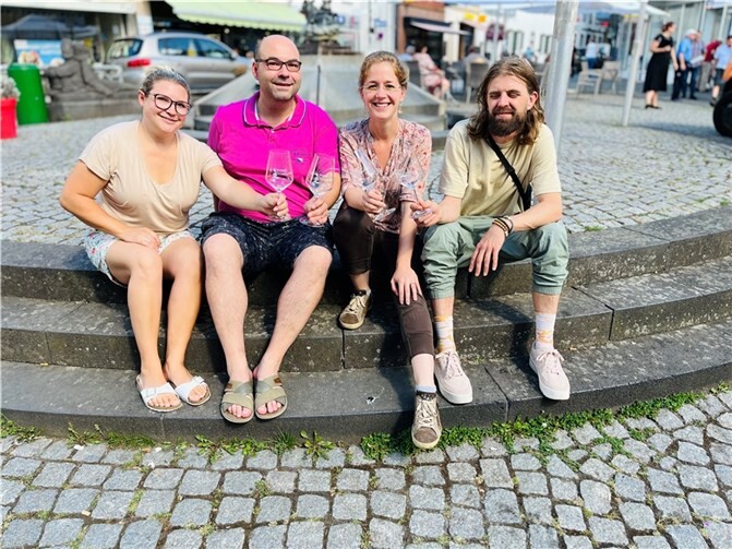 Mitglieder des Arbeitskreises „Sinziger Weinherbst“ präsentieren die frisch gelieferten Gläser.  Foto: privat