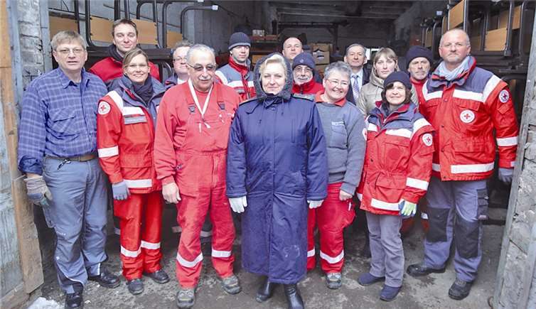 Mitglieder des Auslandshilfeteams des DRK-Kreisverbands Ahrweiler mit Mitgliedern des ukrainischen Roten Kreuzes und der Zollbeamtin (im Vordergrund).privat