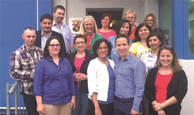 Mitglieder des Beirates für Migration und Integration Mayen-Koblenz und der Stadt Koblenz vor dem Haupteingang der Justizvollzugsanstalt Koblenz. privat