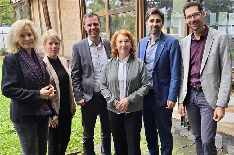 Mitglieder des Bildungsausschusses: Dr. Anna Köbberling, Lana Horstmann, Florian Maier, Susanne Müller, Bildungsminister Sven Teuber, Manuel Liguori.Foto: Christina Sönksen