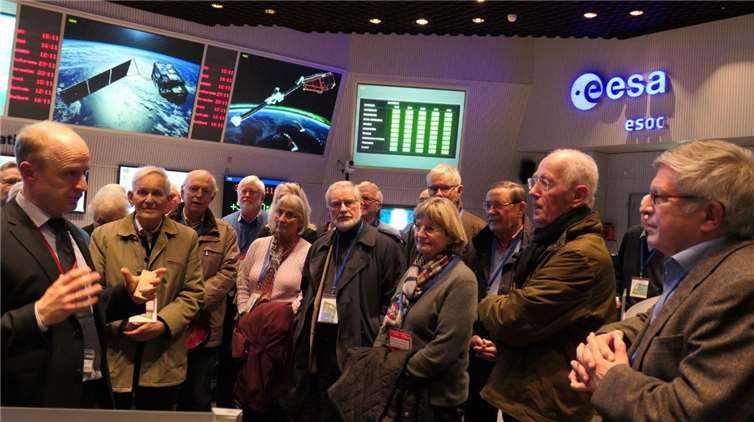 Mitglieder des Bürgervereins im Kontrollraum der ESOC.Privat
