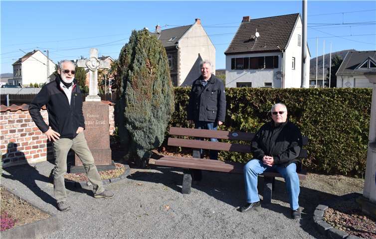 Mitglieder des CDU-Ortsverbandes Brohl-Lützing haben eine Bank für den Friedhof Brohl-Lützing gestiftet. Foto: privat