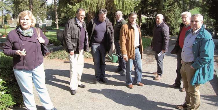 Mitglieder des CDU-Ortsverbands unter Anführung der ersten Beigeordneten und Initiatorin Gabriele Hermann-Lersch beim Ortstermin auf dem Waldfriedhof.  Privat