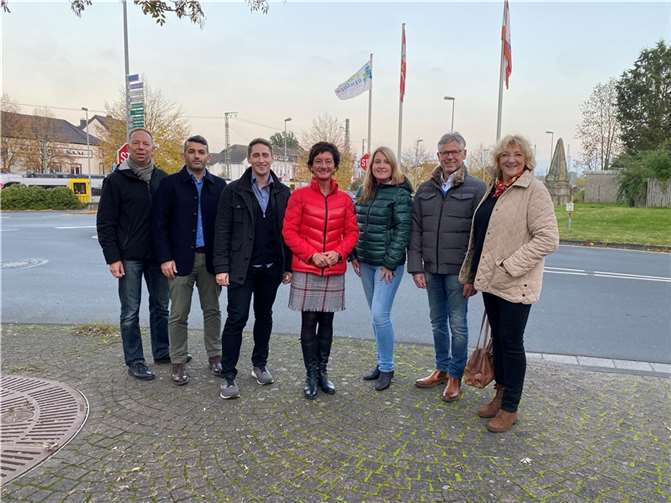 Mitglieder des CDU-Stadtverbandes Remagen am Verkehrsknotenpunkt B 9/Bergstraße mit MdL Petra Schneider (Mitte).Foto: privat