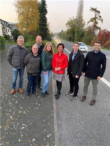 Mitglieder des CDU-Stadtverbandes Remagen an der B 9 südlich der Ortseinfahrt Oberwinter mit MdL Petra Schneider (Mitte). Foto: privat