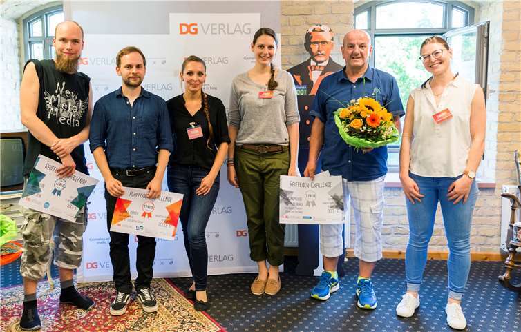 Mitglieder des DG Verlags, der den Wettbewerb „Raiffeisen-Challenge“ startete, und die Jugendlichen der Jugendpflege der Verbandsgemeinde Puderbach.privat