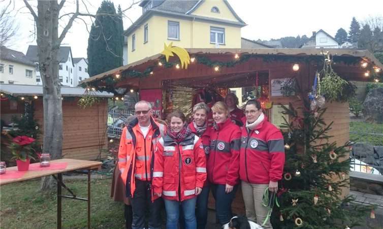 Mitglieder des DRK OV beim Weihnachtsdorf Hillscheid.DRK