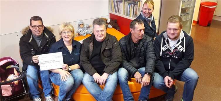 Mitglieder des Dienstags-Clubs überreichten den Spendenscheck. privat