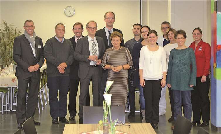 Mitglieder des Direktorium des Marienhaus Klinikums: Pflegedirektor Winfried Königs, (li.), Ärztlicher Direktor Prof. Dr. Christof Schenkel-Häger (4.v.li.) und Oberin Therese Schneider (6.v.l.) freuen sich mit den Ärztinnen und Ärzten des Hauses über ihre bestandenen Abschlüsse. privat