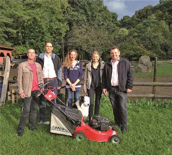 Mitglieder des Dorffestausschusses und des Schwanenteichs bei der Übergabe des Rasenmähers. privat