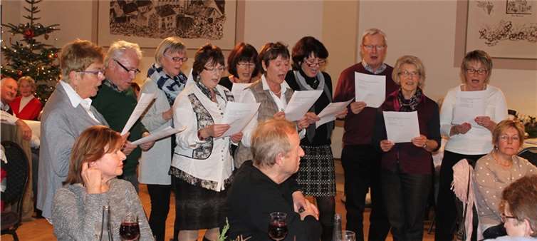 Mitglieder des Eifeleveins stellten beim Adventsnachmittag unter Beweis, dass sie nicht nur wandern, sondern auch hervorragend singen können. privat