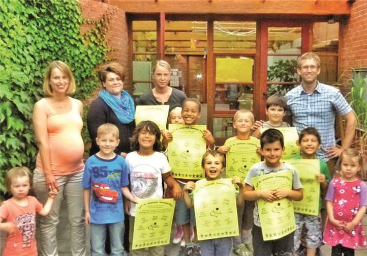 Mitglieder des Elternausschusses, Erste Vorsitzende Tina Koch (2. v.l.), Leiter Stefan Ibs und Kinder des Blandine-Merten-Hauses laden zum Sommerfest ein.privat