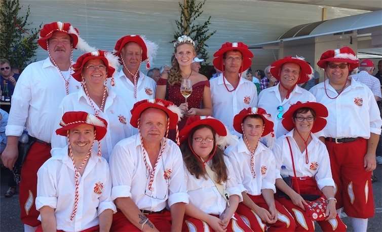 Mitglieder des Fanfarenzugs mit Weinkönigin „Mosella“.Privat