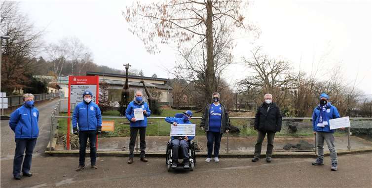 Mitglieder des Fansclubs bei der Scheckübergabe in Höhe von 875 Euro an den Zoo Neuwied. Foto: privat