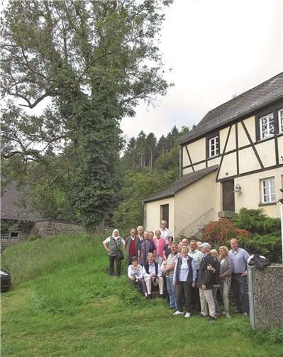Mitglieder des Förderkreises Gut Schirmau verabschieden die Esche, die mehr als hundert Jahre lang das Waldgut prägte.privat