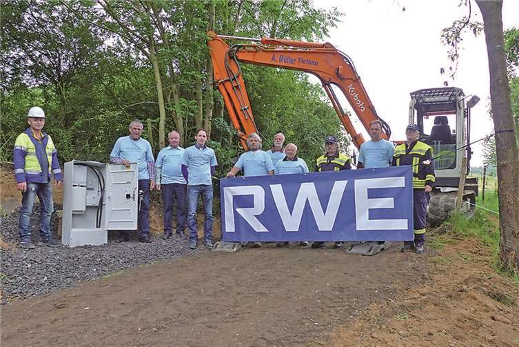 Mitglieder des Fördervereines der Freiwilligen Feuerwehr legten beim Verlegen des Stromanschlusses für die Florianshütte in Schalkenbach kräftig Hand an.privat