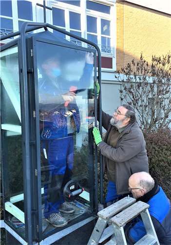 Mitglieder des Fördervereins der Einrichtung beim Einsetzen der neuen Glasscheiben für das Metallgehäuse der Josefsstatue am Ignatius-Lötschert-Haus. Foto: privat