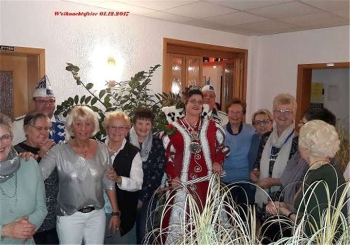 Mitglieder des Frauenturnvereins mit den Tollitäten privat