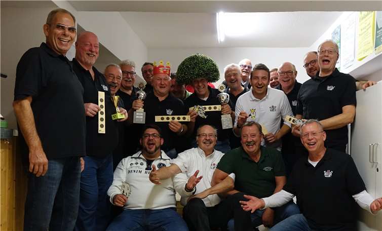 Mitglieder des Funken-Korps Schwere Artillerie Rut-Wiess bei der Sankt Sebastianus Schützenbruderschaft aus Linz im Oktober 2018. Schützenkönig Norbert Adams in der Mitte. Roland Thees