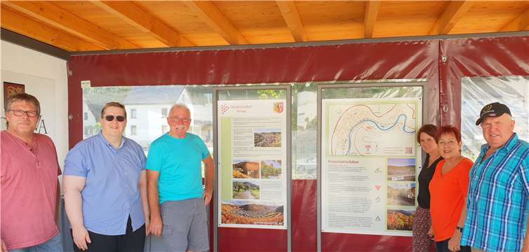 Mitglieder des Gemeinderates freuen sich mit Bürgermeister Alfred Sebastian, dass die Infotafeln von Radlern und Wanderern gut angenommen werden.privat