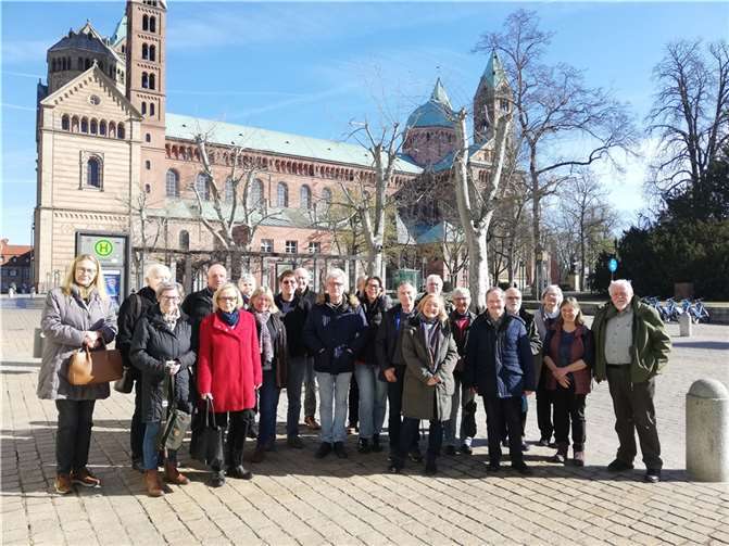Mitglieder des Historischen Vereins vor dem Dom in Speyer. Foto: privat