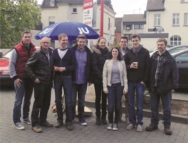 Mitglieder des Jungen Union Mendig verschenkten Ostereier. privat