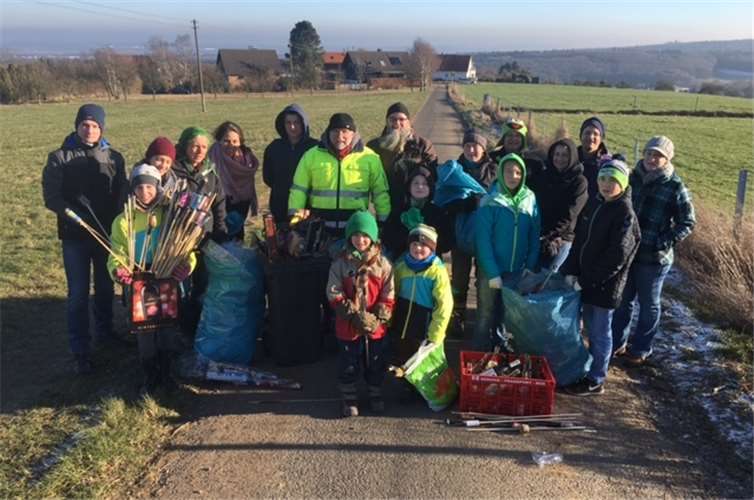 Mitglieder des KJI-Vorstands und freiwillige Helfer sind stolz auf das Ergebnis ihrer Aktion: Nach einer Stunde waren die Felder rund um das Transformatorenhäuschen von den Überbleibseln der Silvesternacht wieder bereinigt.