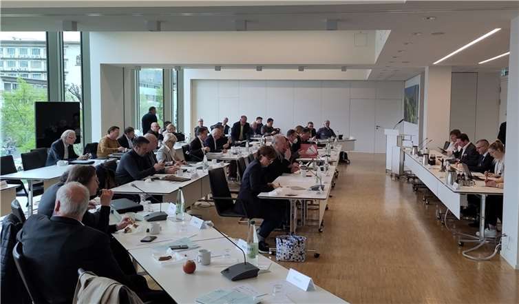 Mitglieder des Kreistags in Koblenz am 25. April 2023.